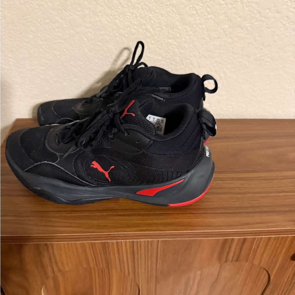 Pumas Boy’s black & Red Low-Top Athletic Sneakers